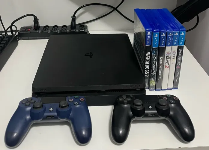 PS4 Slim 500 GB Conservado + 2 controles + 6 Jogos Mídia Física