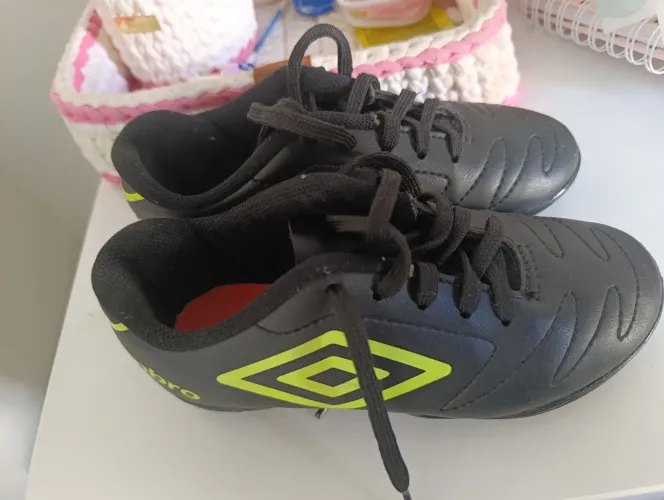 Chuteira Umbro infantil. Tamanho 30 