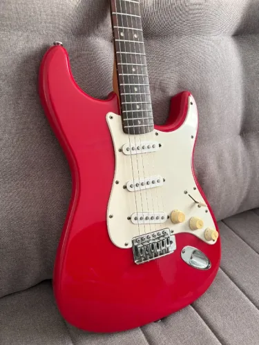 Squier Bullet Stratocaster by Fender + cordas novas