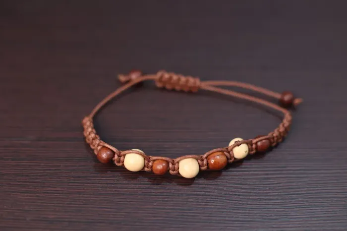 Pulseira macramê e madeira 
