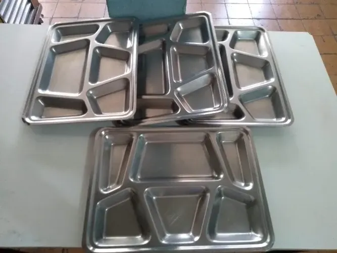 BANDEJA INOX 304 COM 6 DIVISÓRIAS ESCOLAS E HOSPITAIS