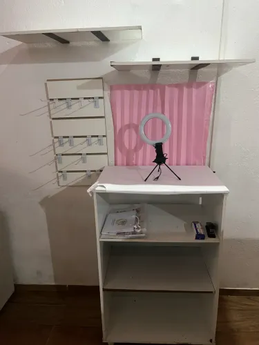 Móvel com pratilheira 