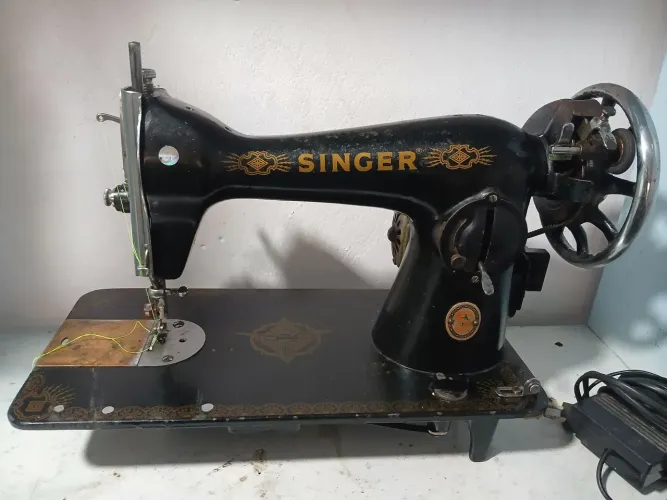 Máquina de costura singer pretinha