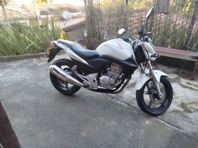 Honda cb300r moto em ótimo estado, cabeçote já com vela fina,pneus novos, só pegar e andar