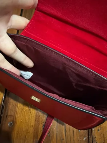 Bolsa vermelha com alça regulável Pouquíssimo usada, sem avarias.