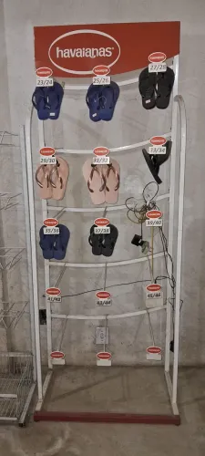 Expositorde havaianas, com as havaianas número pequenos