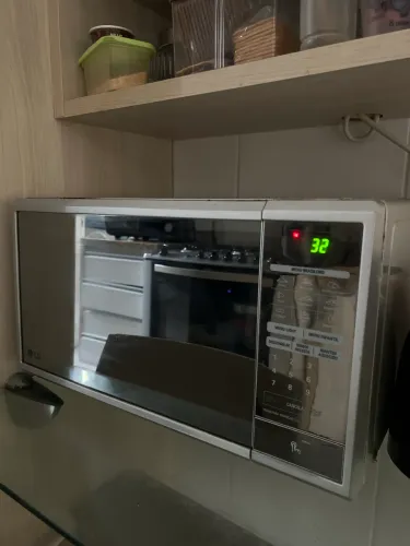 Forno de micro-ondas LG Solo de 30 litros com acabamento espelhado e painel digital.