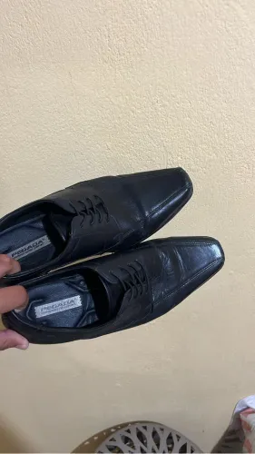 Sapato social pegada número 42, couro