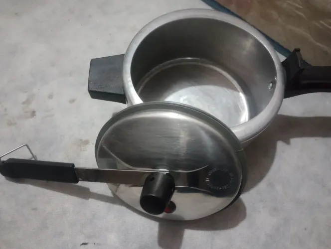 Panela de Pressão Clock 4,5 Litros - Alumínio Polido
