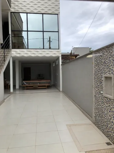 Casa para Aluguel na Barra do Sahy - 3 Suítes com Ar-Condicionado e Garagem