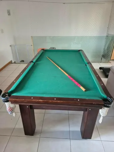 Mesa de sinuca 2,25 x 1,25 em madeira maciça e mármore c/ 2 jogos de bolas e tacos