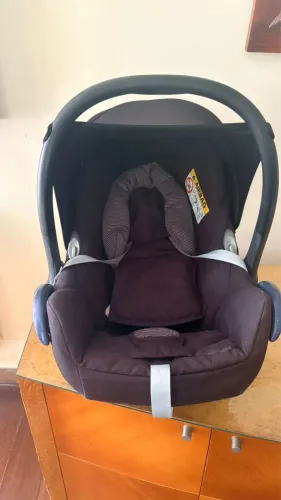 Cadeira para carro/bebê conforto semi novo marca Máxi Cozi.
