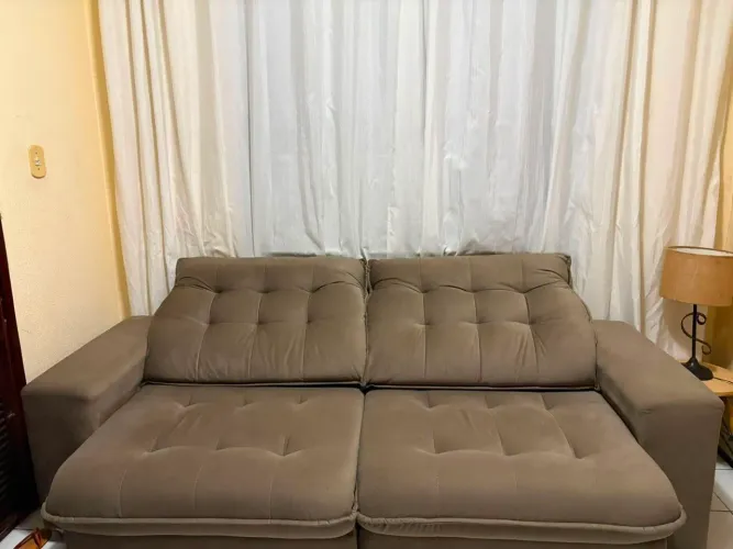Sofá retrátil e reclinável <br>7 meses de uso<br>Na garantia <br>Pra vender logo <br>Falar no privado