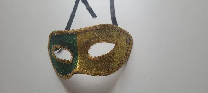 Máscara Brasileirinha Decorativa em Paetê 