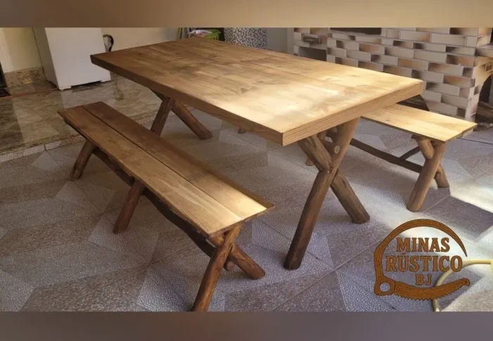 Mesa Rústica com 2 bancos 