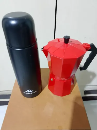 Garrafa térmica e cafeteira italiana