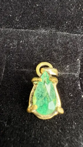 Pingente ouro 18k e esmeralda