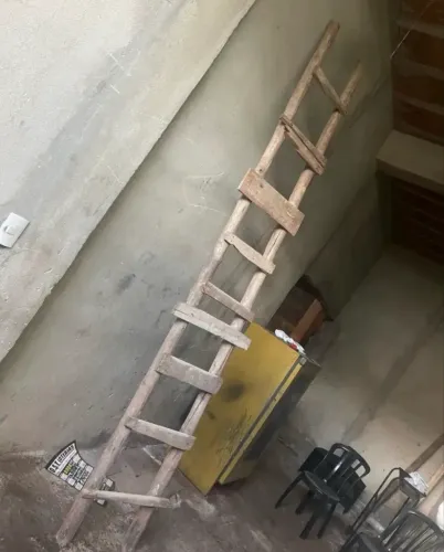 Escada grande de madeira - Construção  