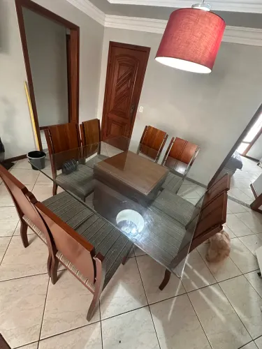 Mesa de jantar 150x150 com tampo de vidro + 8 cadeiras de madeira