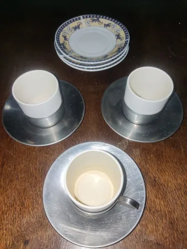 3 xícaras de café retrô estilo inox com pratos artesanais de brinde