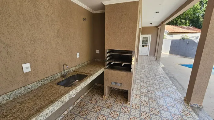 Casa de condomínio para venda possui 456 metros quadrados com 4 quartos