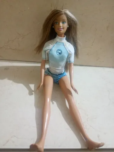 Boneca Barbie Cali Girl com roupa e brincos 