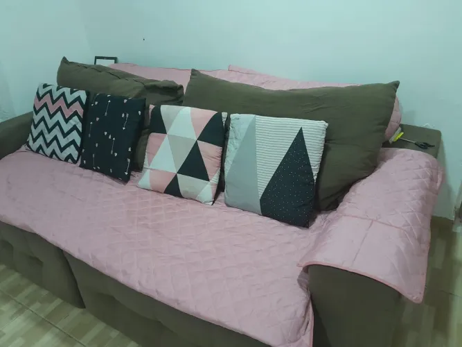 Vendo um sofá retrátil bem confortável