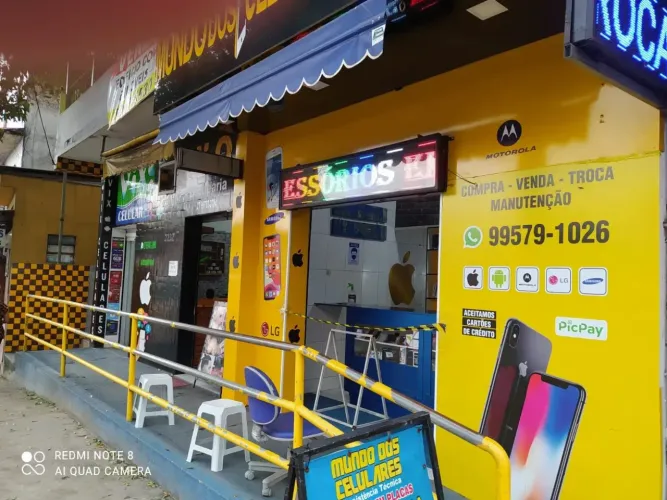 Prédio inteiro com 3 lojas, 2 casas, 1 sala e 1 terraço para venda com 390 metros quadrado