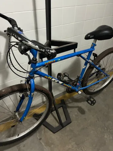 Esta bicicleta é uma GT Talera, um modelo clássico de mountain bike da década de 1990.
