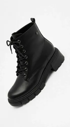 Bota Coturno Feminina Preta Tratorada Cano Curto com Cadarço