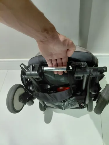 Carrinho de bebê e bebê conforto com encaixes para Banco do carro.