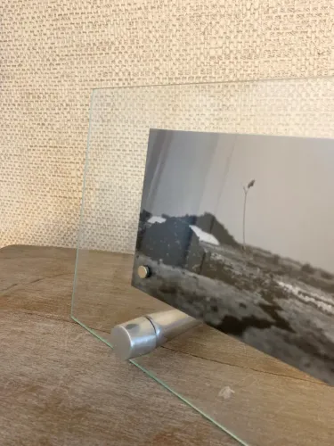 Porta retrato minimalista em alumínio fundido e vidro