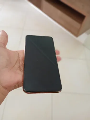 Vendo iPhone 11 por Max 64 gigas no estado 800 reais.
