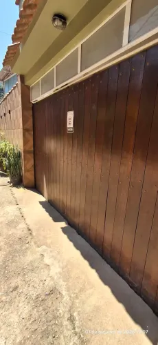 Ótimo portão em madeira
