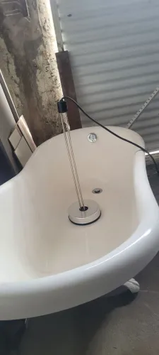Vendo banheira vitoriana de imersão eta em ótimas condições de uso e  vem com o aquecedor 