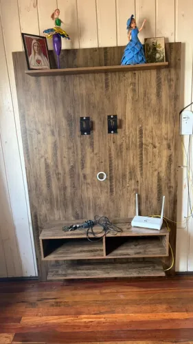 Rack de sala em MDF marrom com suporte de TV incluso