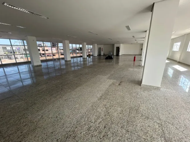 Sala comercial com 385 m2 na LO 05