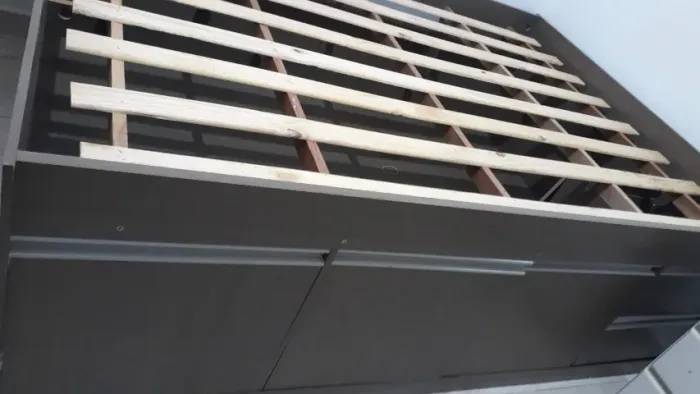 Cama, armário 5 portas e duas gavetas (Não acompanha colchão)