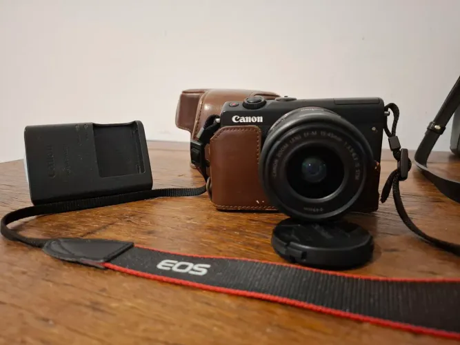 Máquina Fotográfica EOS M100 Canon