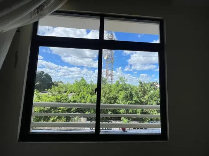 Janela com esquadria de alumínio preta