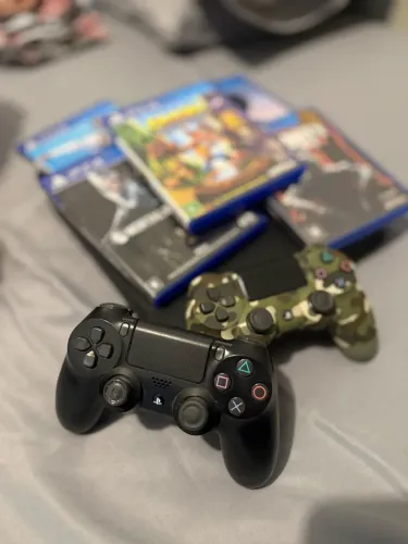 PS4 Slim com 2 controles 