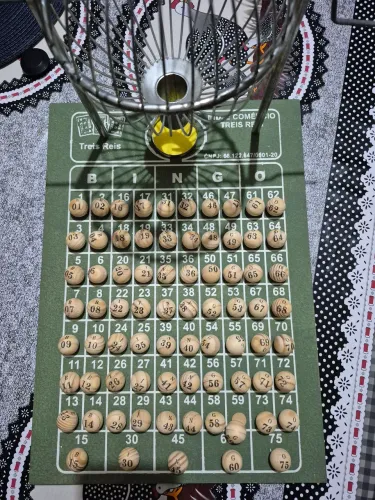 Tabuleiro e globo para bingo