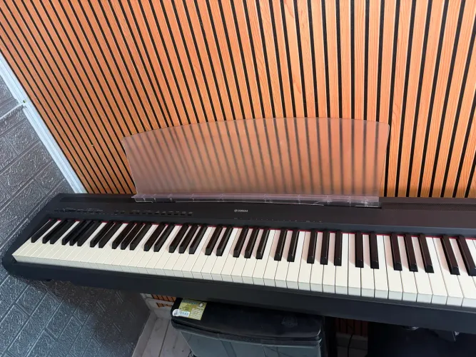 Piano Digital 88 teclas Yamaha P-95 com pedal sustain e capa