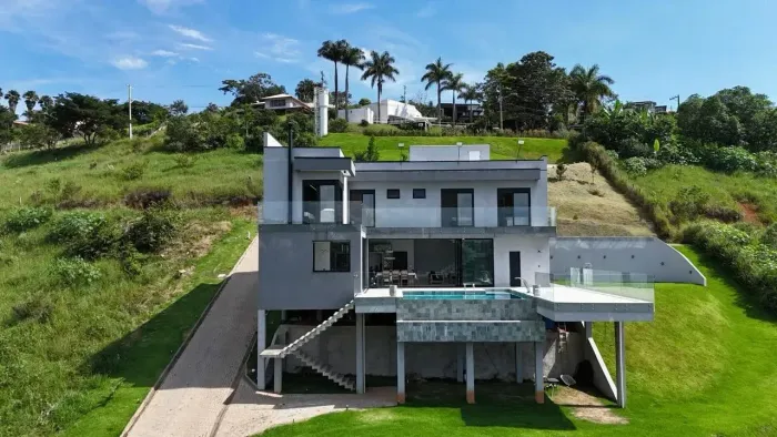 Casa Pé na Água em Igaratá | 4 Suítes | 4.000m² Terreno | Alto Padrão + Vista Represa