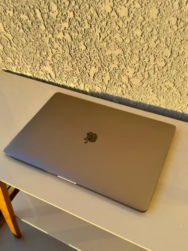Macbook Pro 2018 15 Polegadas Core I7 16GB RAM 256SSD AMD RADEON PRO