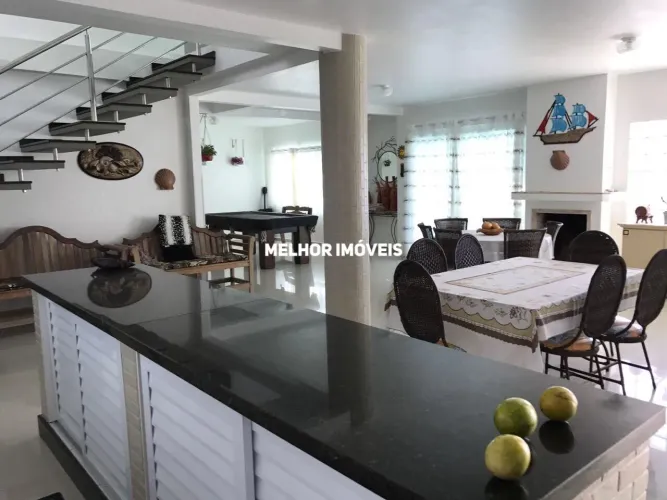 Casa mobiliada, decorada à venda com 06 suítes, piscina localizada na Quadra Mar na Praia