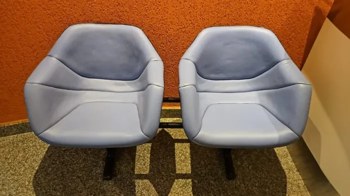 Longarina 2 lugares estofada em courino azul - recepção / consultório