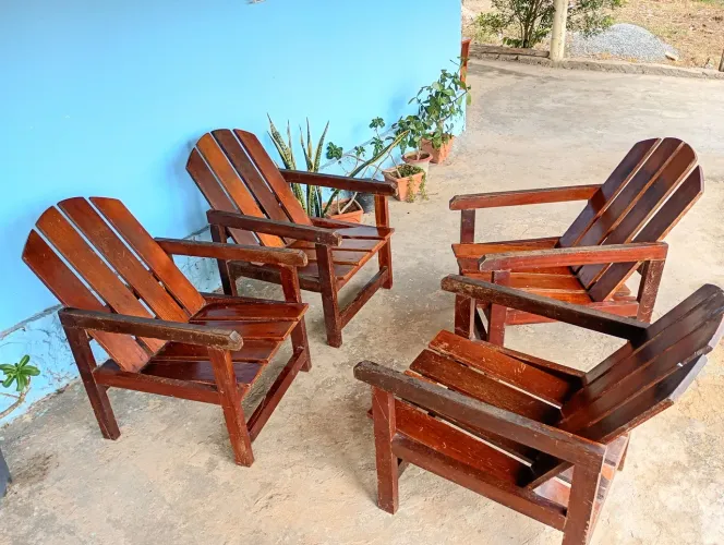 Conjunto de 4 cadeiras de madeira
