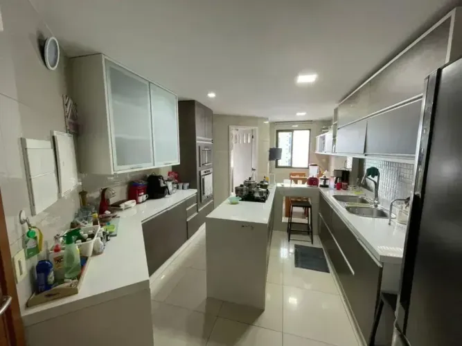 Próximo mar, 135m², 3 quartos + dependência, 2 suítes, porcelanato, 2 vagas de garagem