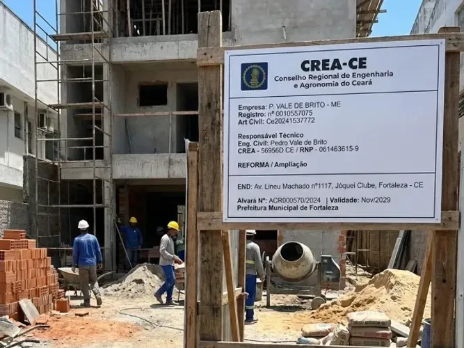 Placa do Crea para sinalizar obras em Fortaleza